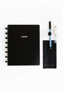 Wiederverwendbarer Asoki Planer mit löschbaren Seiten, schwarzem Cover und Ringbindung, inklusive Stift, Spray, Mikrofasertuch und Stiftschlaufe
