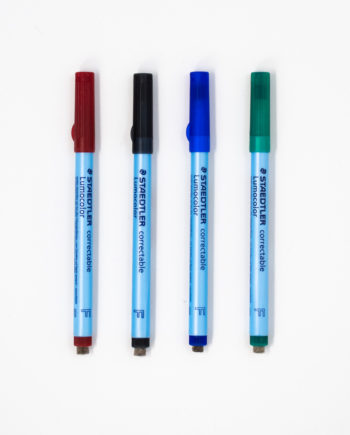 Vier Stifte in den Farben rot, schwarz, blau und grün mit Filzradierer am Ende