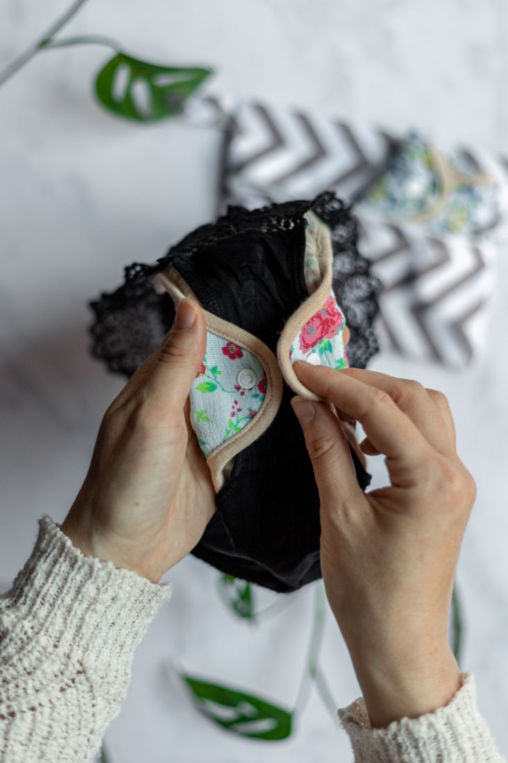 Wiederverwendbare Pads aus Bio-Baumwolle mit Nassbeutel und Druckknopfverschluss von Asoki