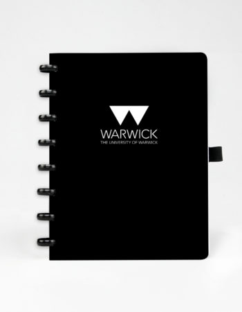 Schwarzes löschbares Notizbuch auf weißem Hintergrund mit eigenem Logo